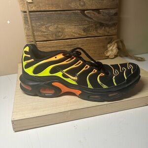 Nike Black and Neon Orange Sneakers size 9.5 sku93
